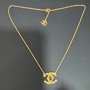 CHANEL Gold (non tarnished) Necklace with Green Highlights ( Fashion jewelry)